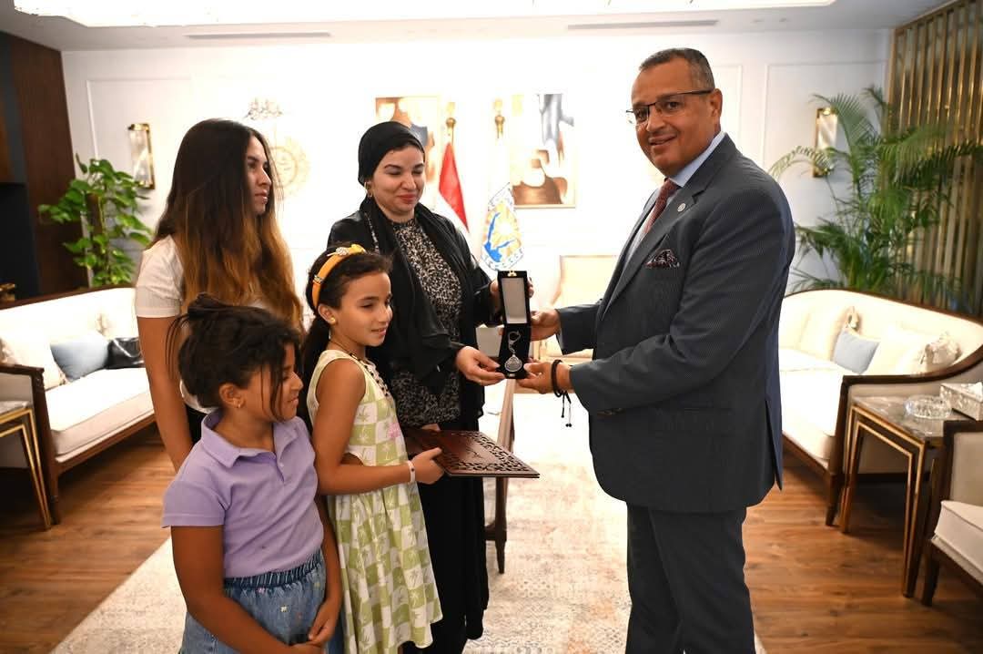 محافظ جنوب سيناء يكرم أسرة الشهيد خالد عطية الشيخ.. تقدير لتضحيات الأبطال في سبيل الوطن 