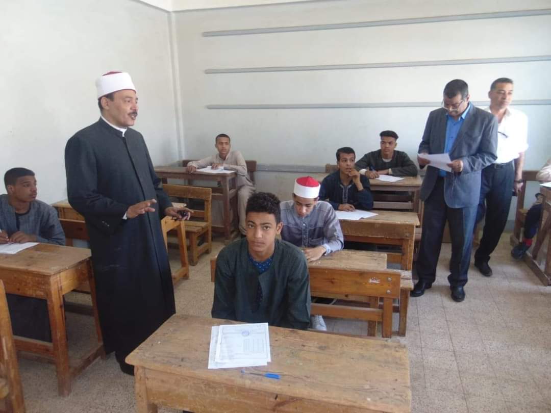 رئيس منطقة سوهاج الأزهرية يواصل متابعاته الميدانية لامتحانات النقل الثانوي بمعاهد طهطا 