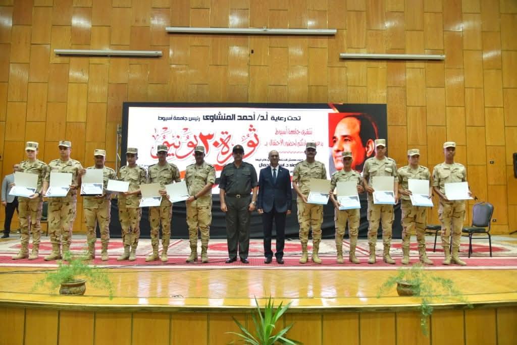 المنشاوي يستعرض تقريرًا عن جهود جامعة أسيوط في تنمية الوعي القومي للطلاب 