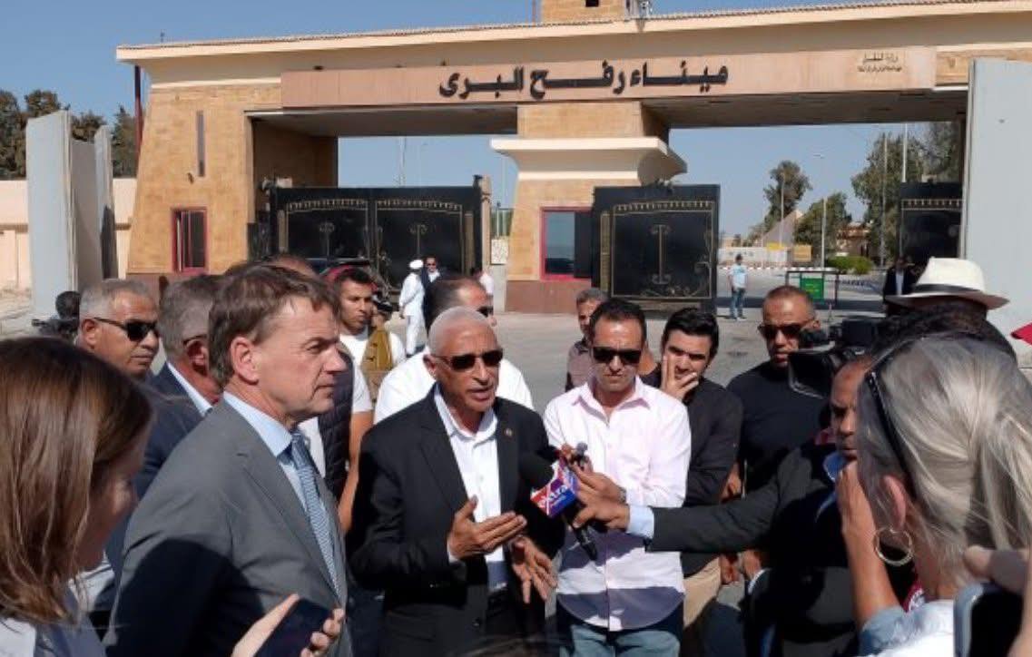 وفد برلماني دنماركي يتفقد مخازن الهلال الأحمر المصري بالعريش