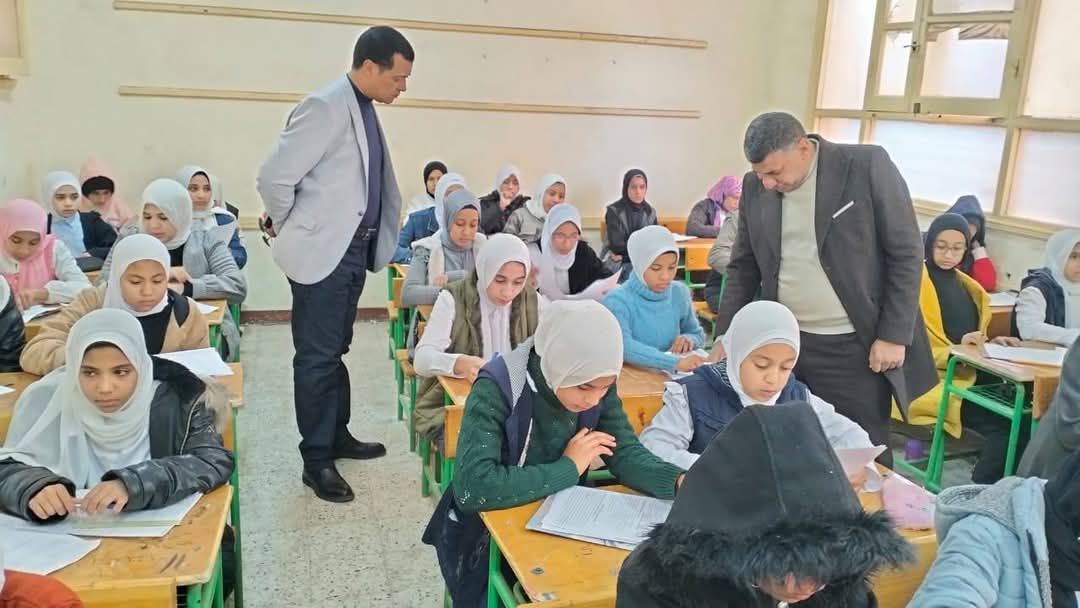 إحباط محاولة إحدى الطالبات لتسريب امتحان اللغة الإنجليزية بإدارة طهطا التعليمية