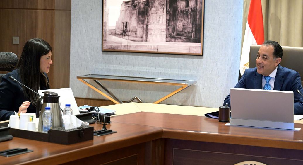 رئيس الوزراء يتابع مع وزيرة التخطيط عددا من ملفات العمل