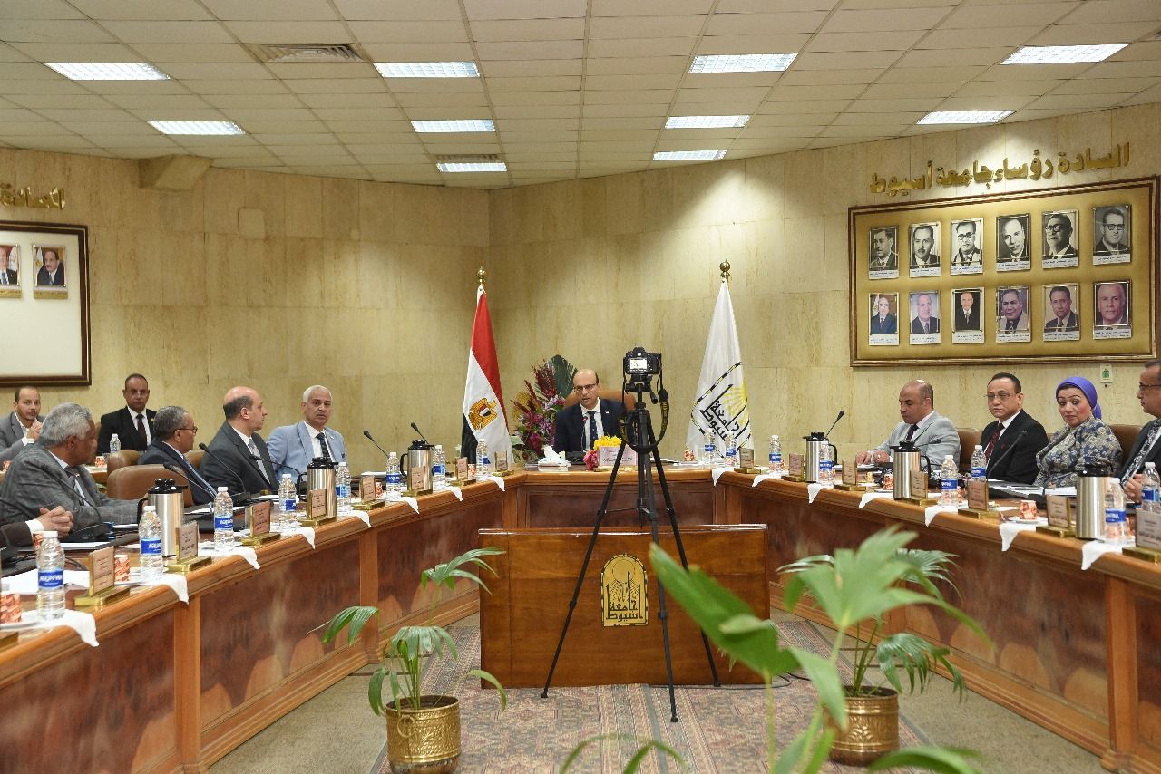 رئيس جامعة أسيوط يهنئ فخامة الرئيس عبدالفتاح السيسي رئيس الجمهورية ووزير الداخلية بمناسبة الذكرى(٧٣) لعيد الشرطة