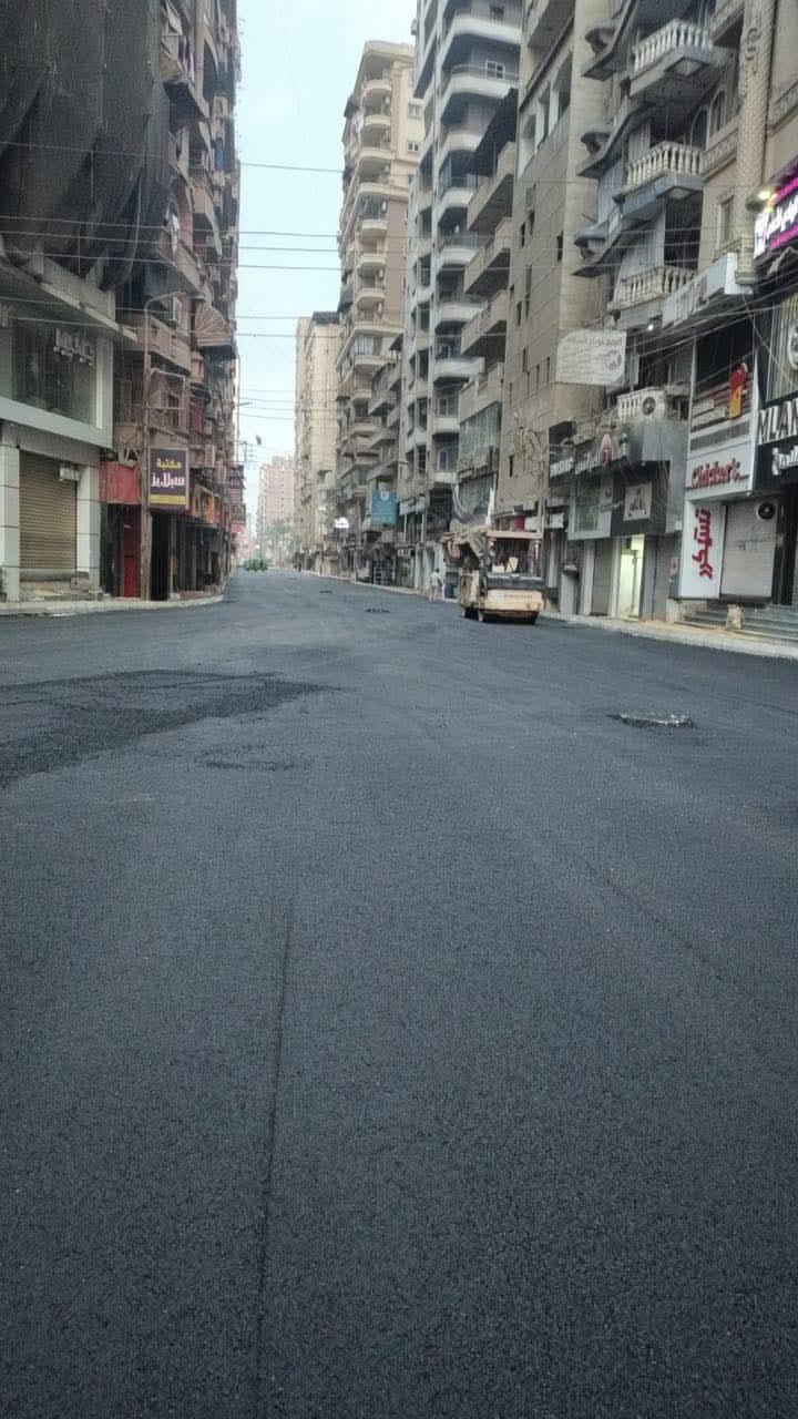 بدء وضع الطبقة الأولى من الأسفلت بشارع الجلاء  بعد الانتهاء من إحلال خط المياه بالغربية  
