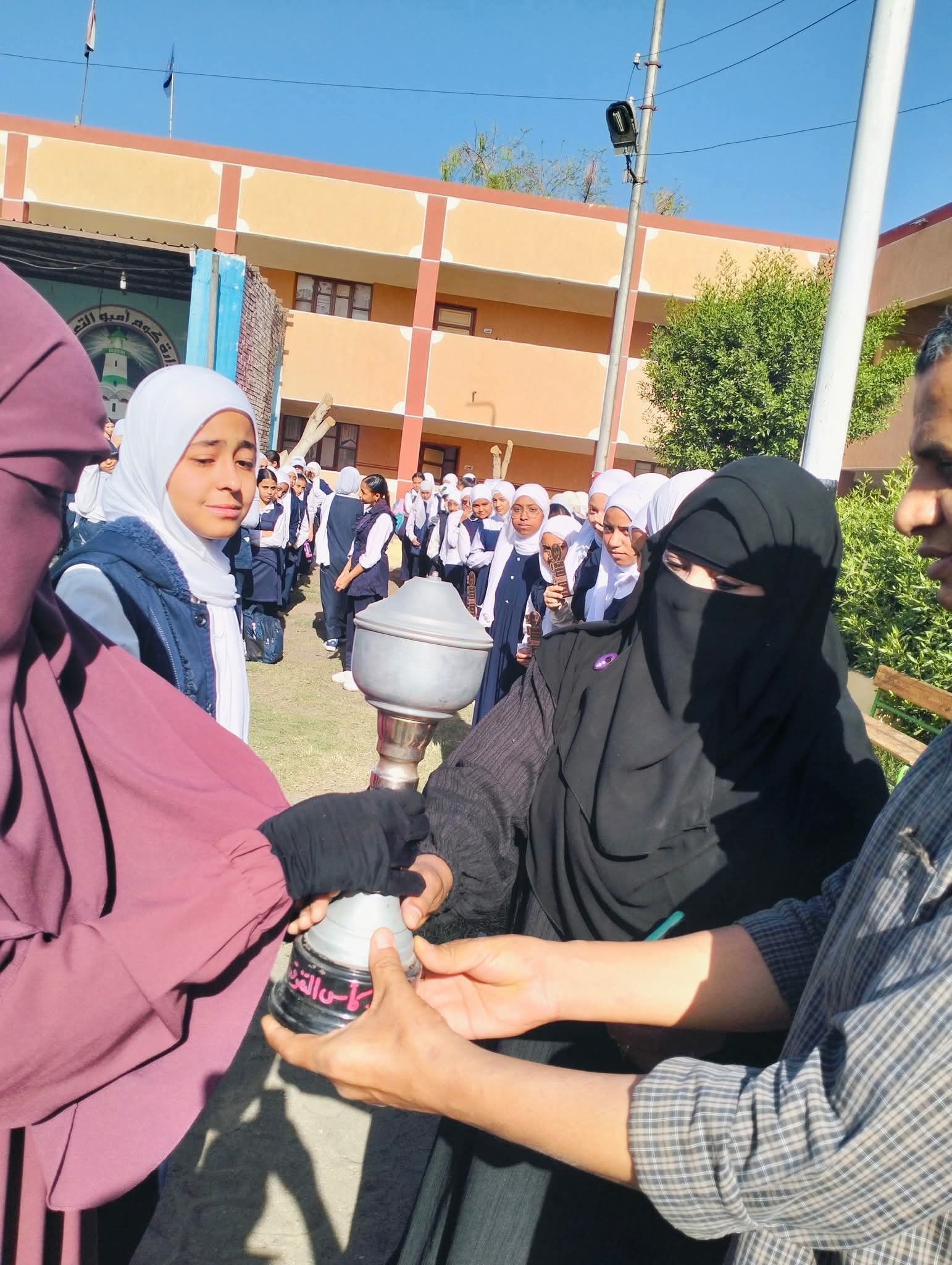 كوم امبو : مديرة مدرسة السيدة نفيسة الإعدادية بنات تطلق مبادرة تعليمية 