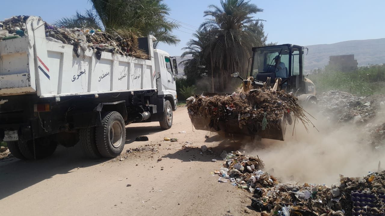 رئيس مركز البداري يتابع جهود رفع المخلفات بقرية العقال البحري