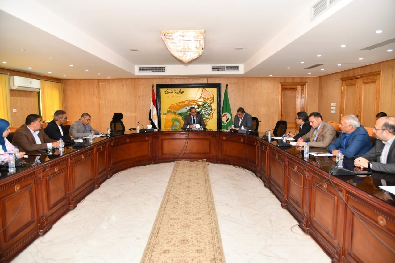 محافظ الفيوم يتابع معدلات الآداء بملفي التقنين والتصالح وموقف المتغيرات المكانية