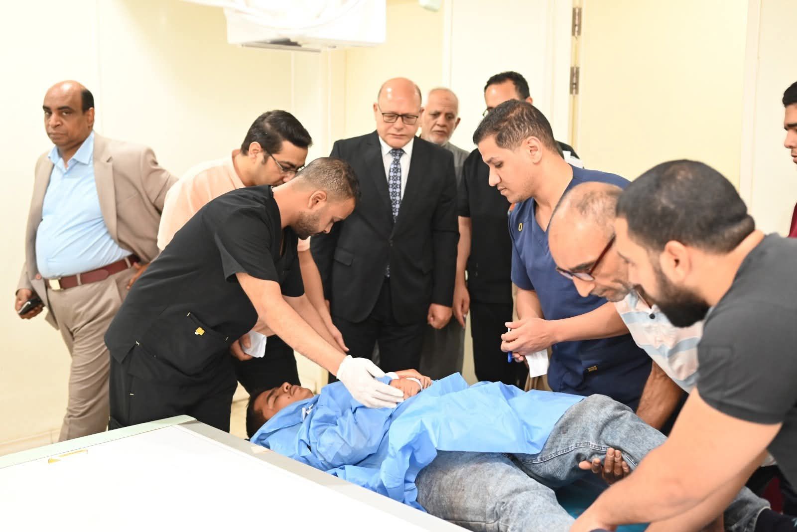 رئيس جامعة سوهاج  يُطمئن اهالي الطلاب المصابين في حادث الكوامل 