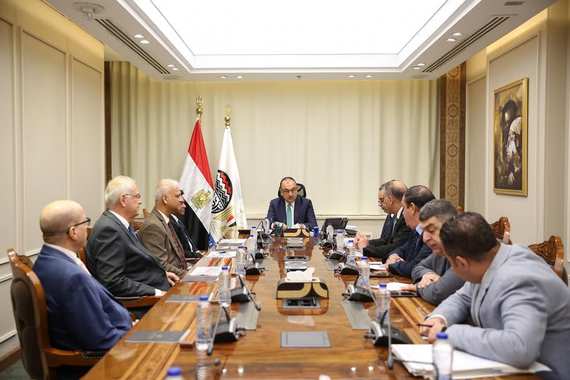 وزير قطاع الأعمال يبحث مع وفد من شركة 