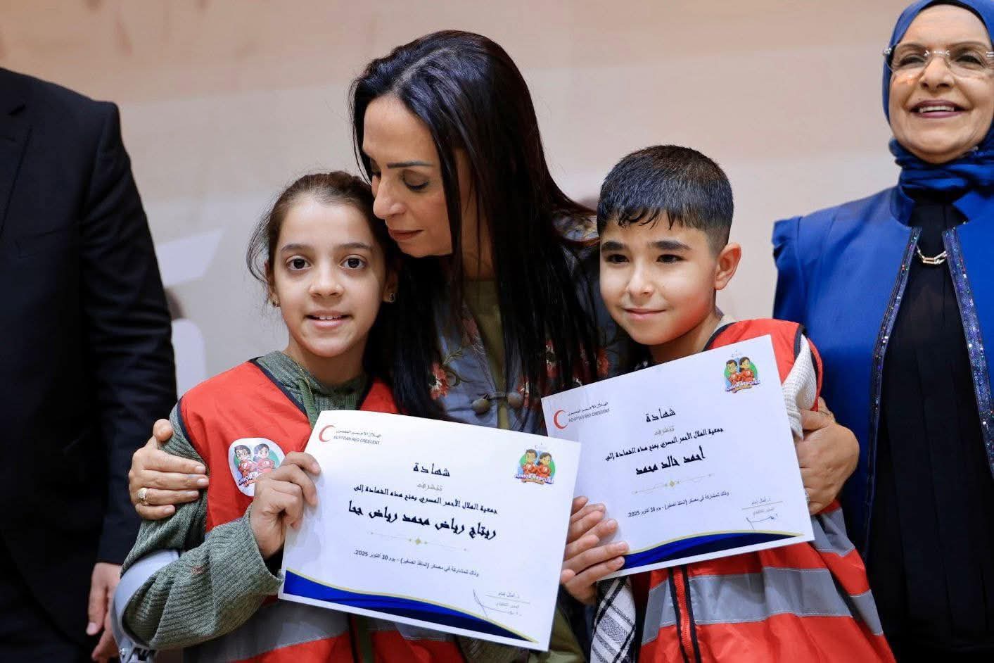 وزيرة التضامن تترأس اجتماع مجلس إدارة الهلال الأحمر وتكرم أطفال فلسطين بعد اجتيازهم دورة المنقذ الصغير