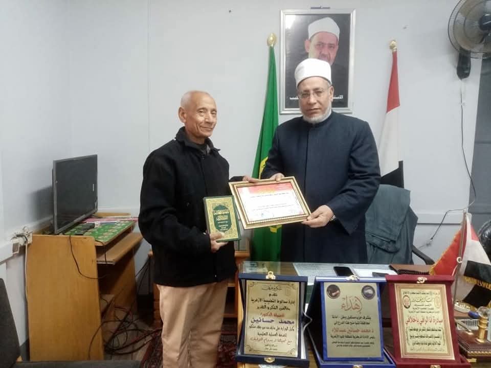 في لمسة وفاء وامتنان.. منطقة المنيا الأزهرية تكرم الأستاذ رمضان موسى مرسي لبلوغه سن المعاش