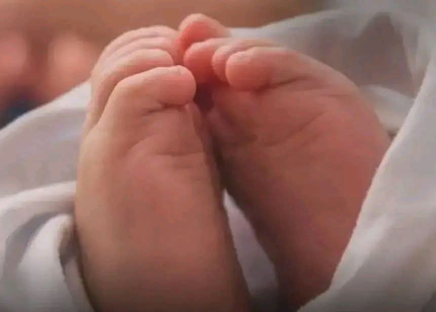 اب بلا قلب ينهي حياة رضيعه دهسا بقدميه