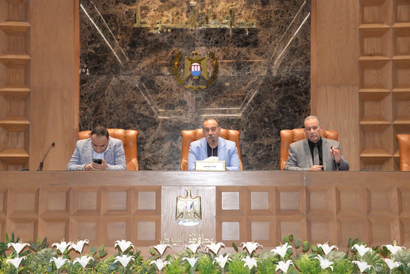 محافظ أسيوط يعقد لقاءًا موسعًا بمعلمي وموجهي الأنشطة المدرسية ويؤكد أهمية غرس القيم الإيجابية وتنمية المواهب لدى الطلاب