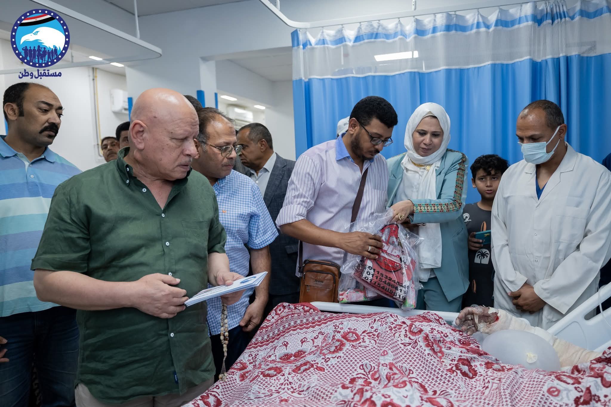 مستقبل وطن سوهاج يزور مصابي حريق مطعم الشبان بمستشفى سوهاج العام