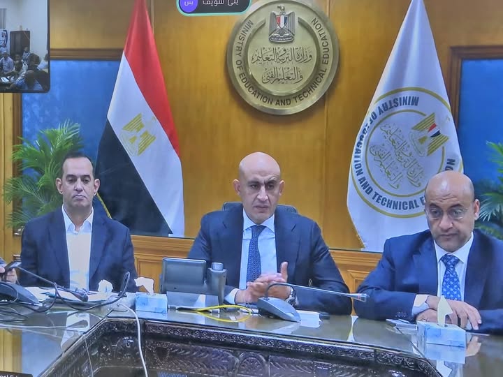 محافظ أسيوط يتابع فتح لجان امتحانات الثانوية العامة من غرفة عمليات مديرية التربية والتعليم 