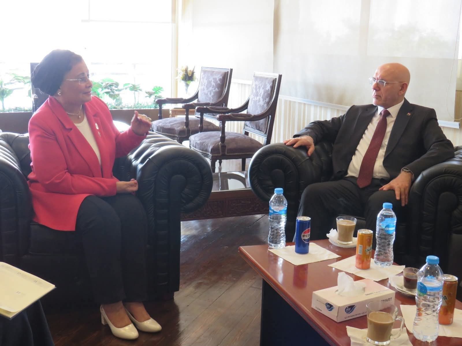 نائب وزير الصحة تستقبل وفداً عراقياً لبحث التعاون في مجالات تنمية الأسرة والصحة السكانية