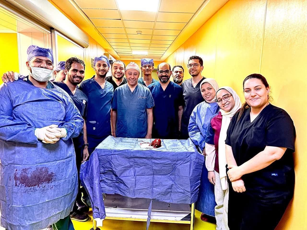نجاح فريق طبي بمعهد جنوب مصر للأورام في استئصال جزري للكليه اليمني نتيجه وجود ورم سرطاني