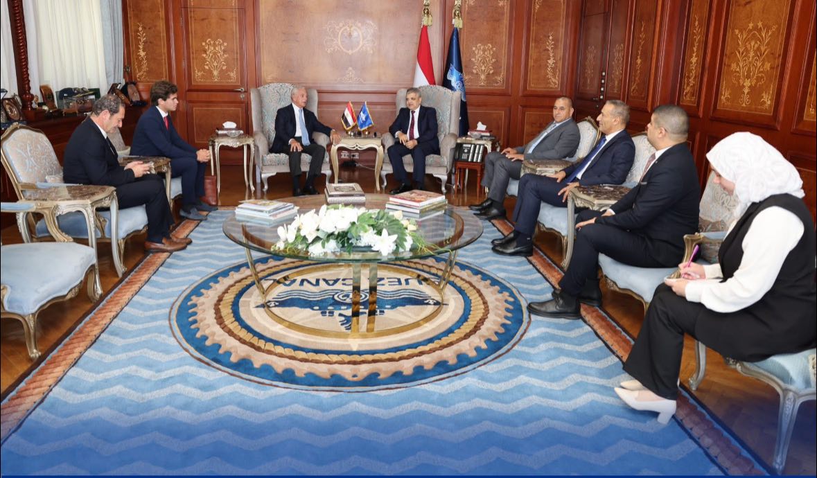 رئيس هيئة قناة السويس يشهد توقيع عقد بيع قاطرتين بين مصنع مصر لبناء القاطرات ومجموعة NERI الإيطالية