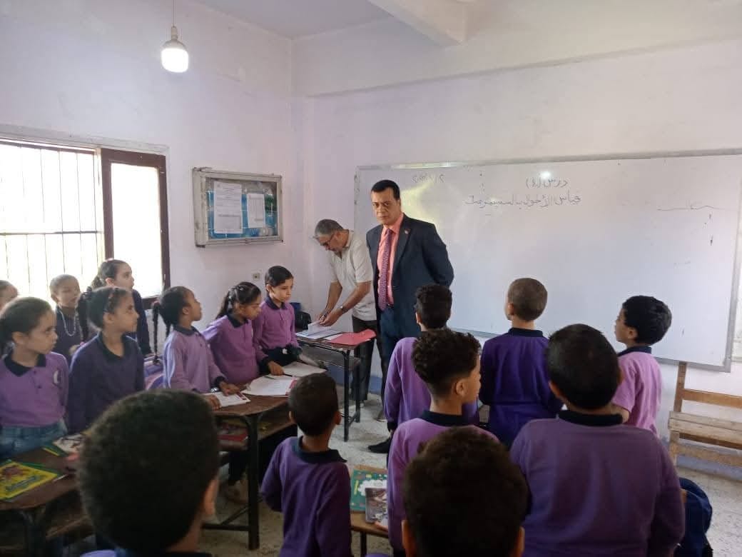 مدير تعليم سوهاج يتفقد سير الدراسة بمدرسة طه حسين الابتدائية بإدارة سوهاج 