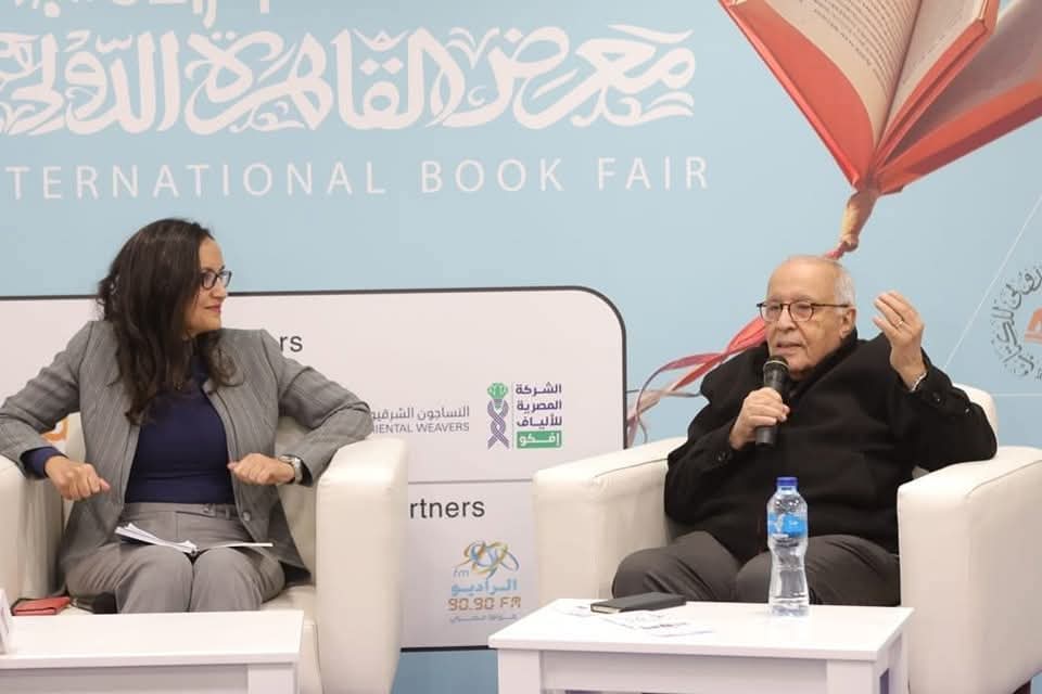 محمد فاضل وعبد الرحيم كمال يناقشان 