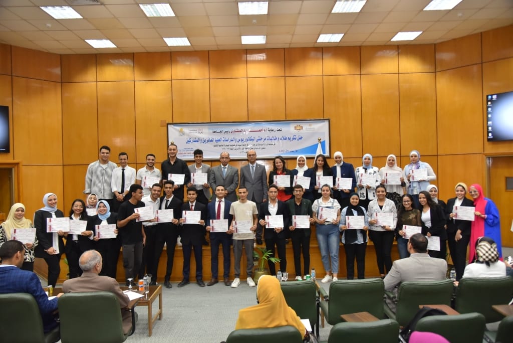 رئيس جامعة أسيوط يحتفي بالفائزين في مسابقة 